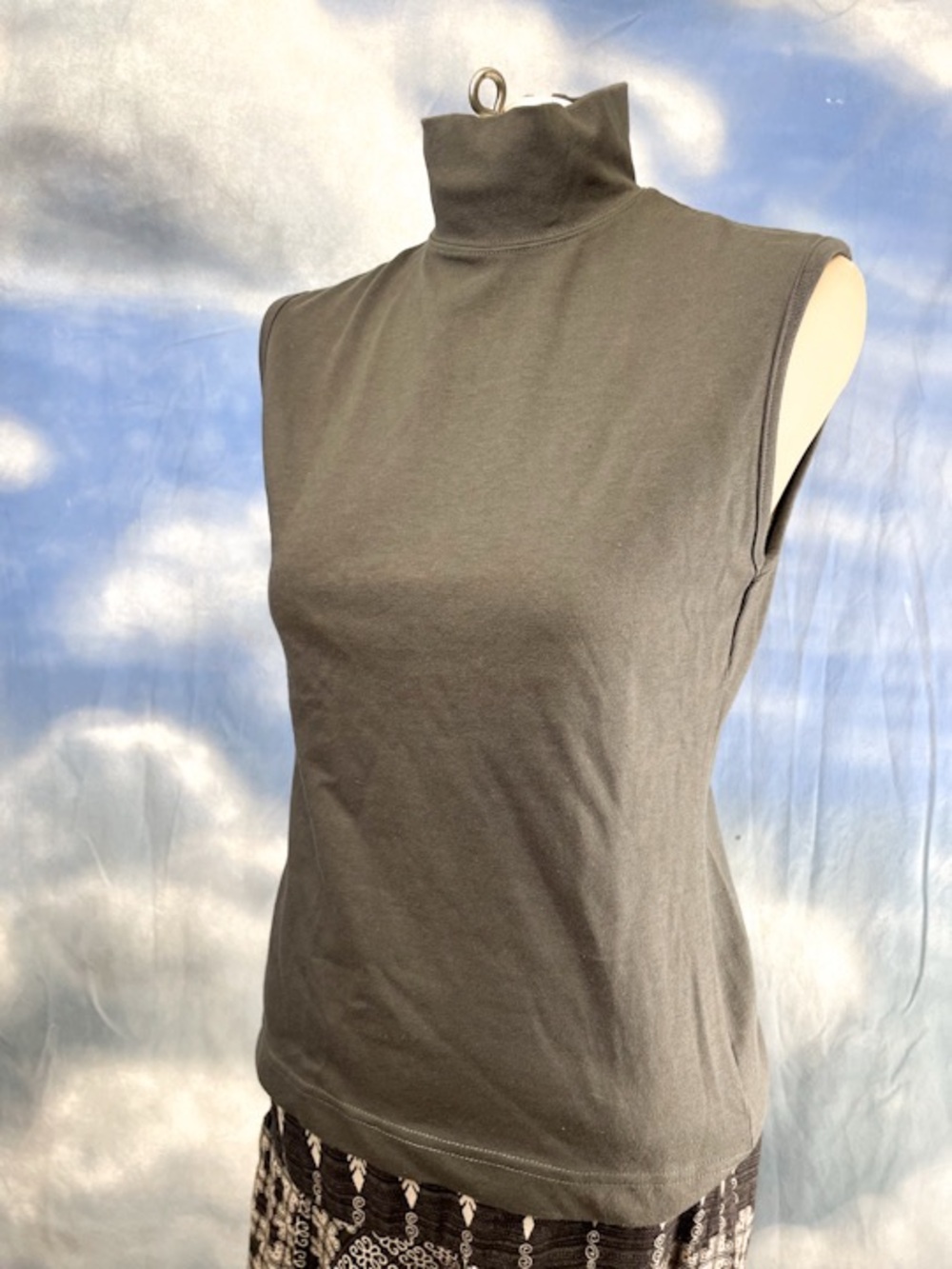 Esprit sleeveless mock turtleneck back zip top grey M